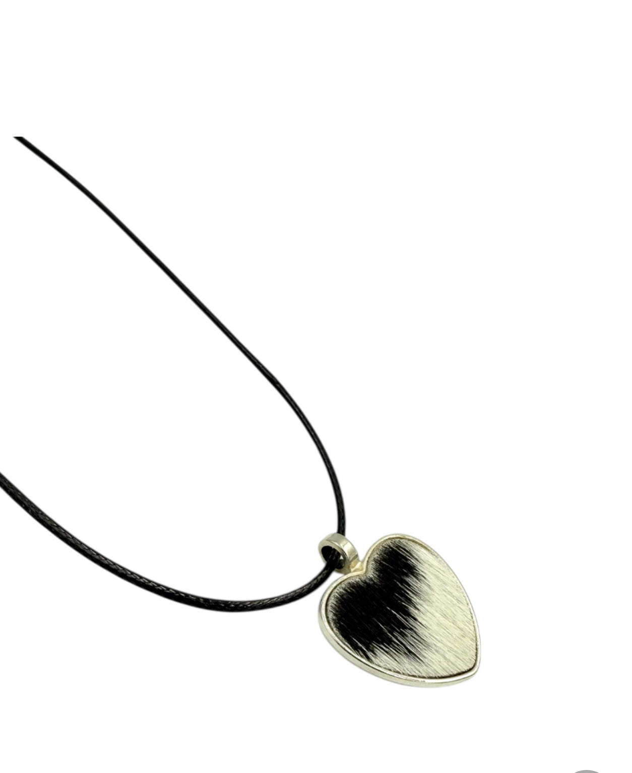 J7098A - 100% Cowhide Heart Pendant Necklace