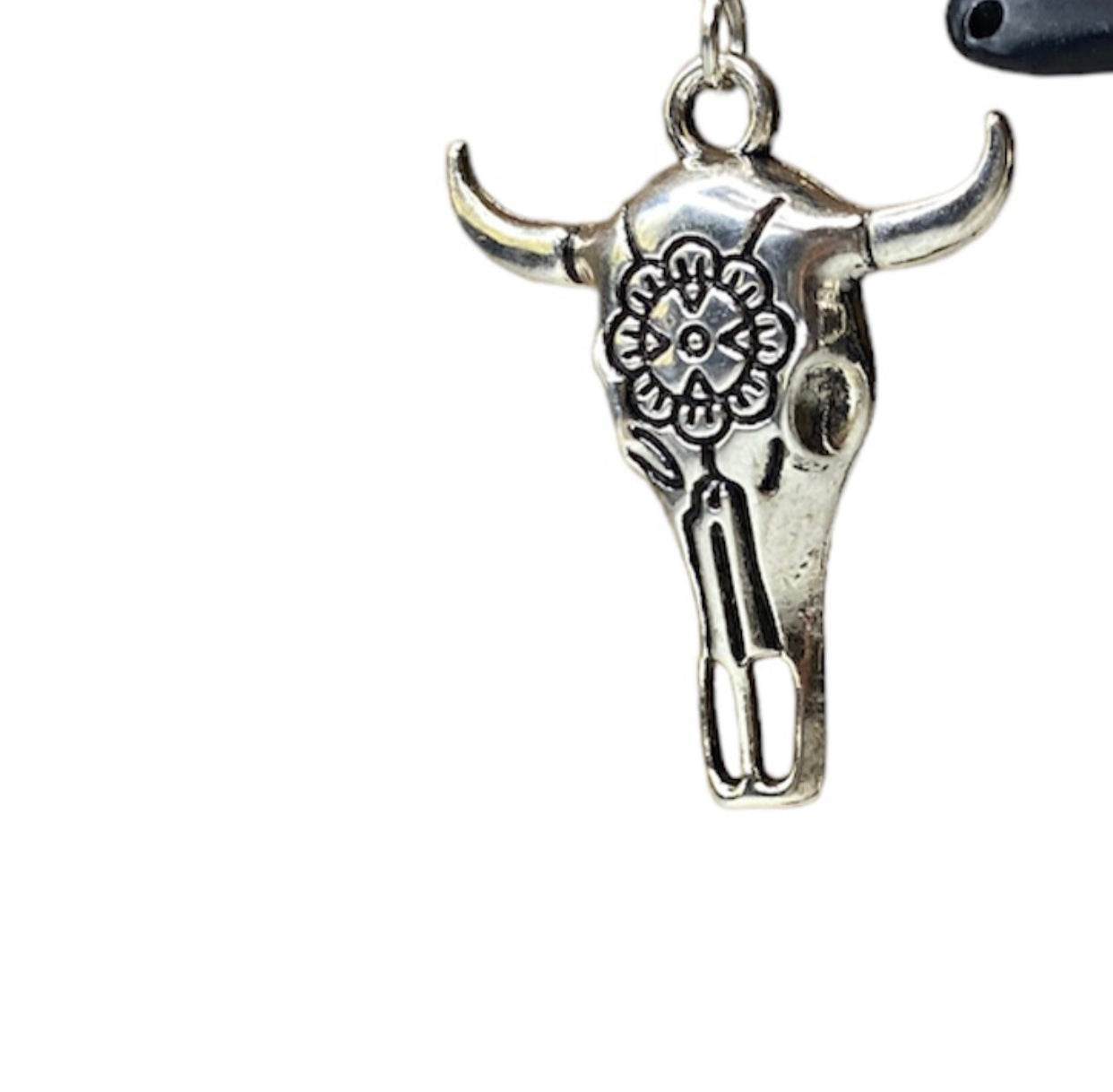 J6579D  - 20mm Stud Hide w Skull Earrings